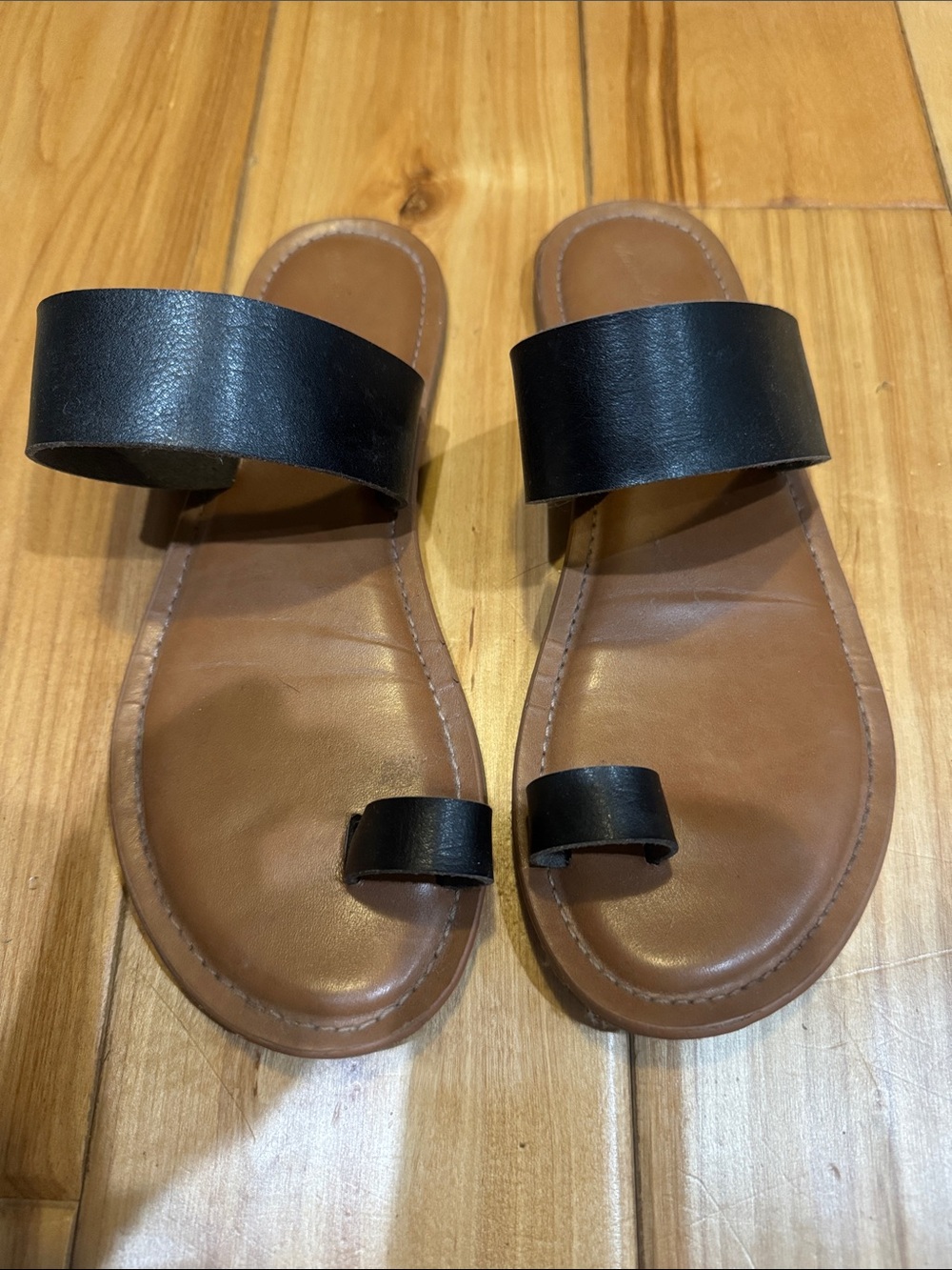 Universal Thread Black and Brown Slide Toe-Ring‎ Sandals